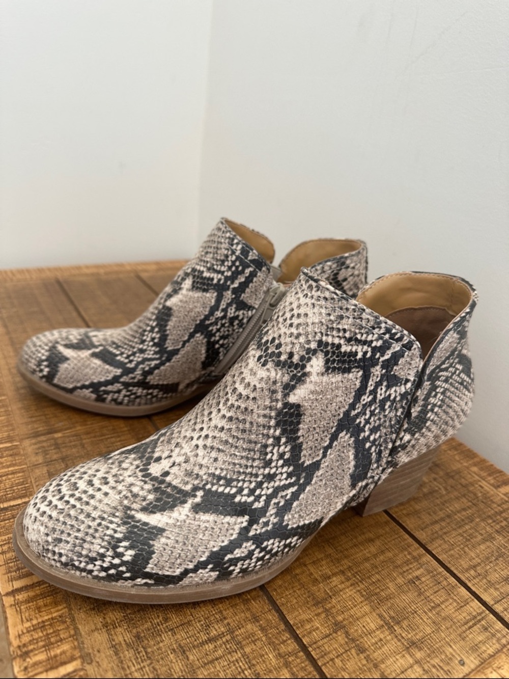 Fergie Faux Leather Snake Skin Pattern Ankle Bootie Women’s Size 7